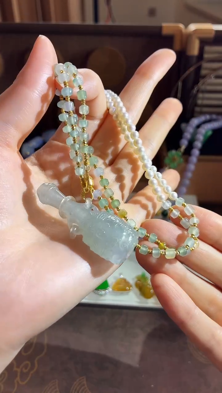 颈饰18K金镶嵌翡翠吊坠