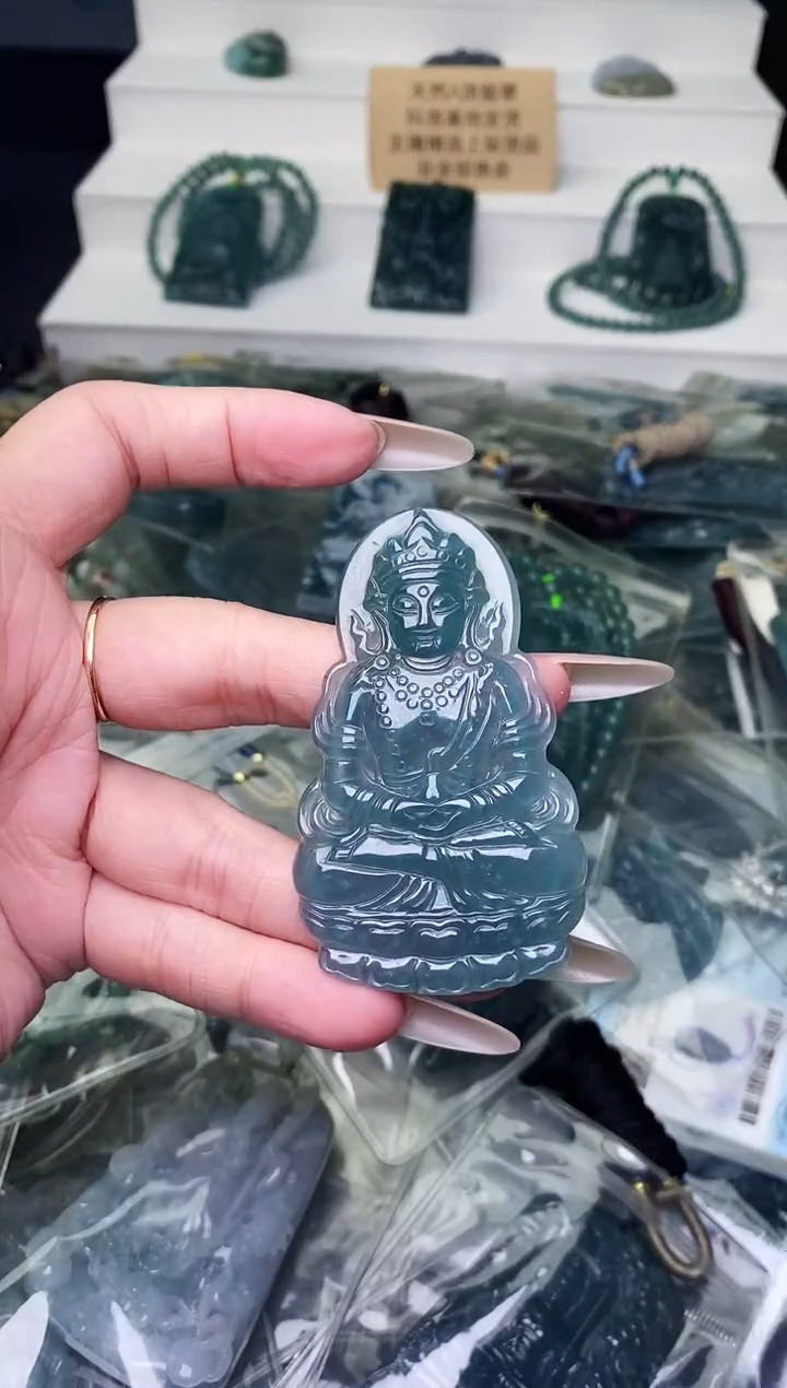 颈饰未镶嵌翡翠 