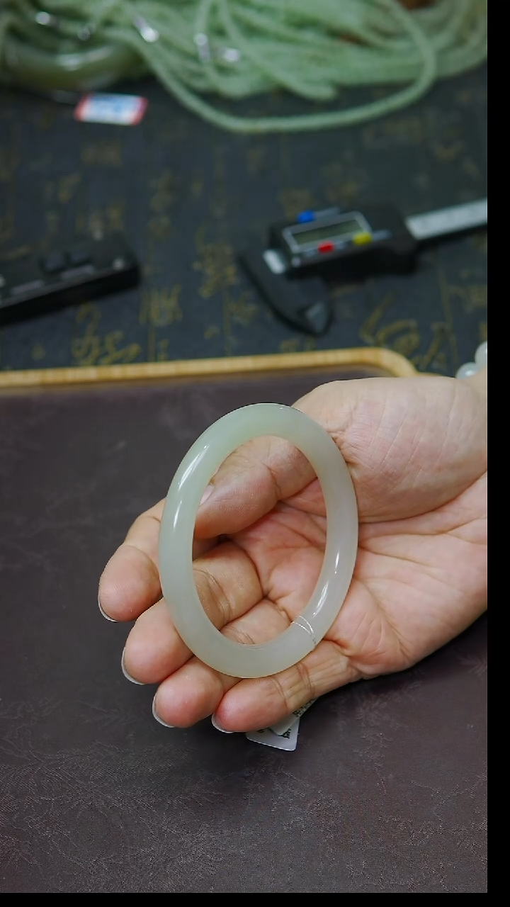未镶嵌手镯和田玉57圈口  冰底浅翠翠青手镯