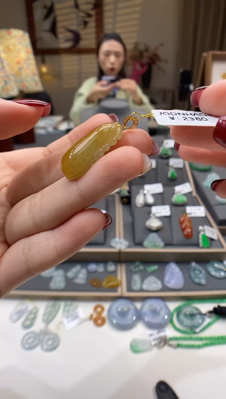 【闪购商品】翡翠颈饰18K金镶嵌福瓜