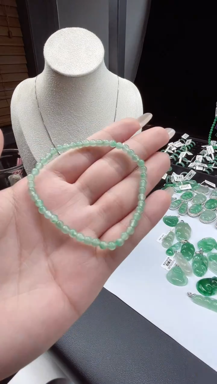 吊坠(不含链)未镶嵌石英质玉（非洲翠）手串23.900