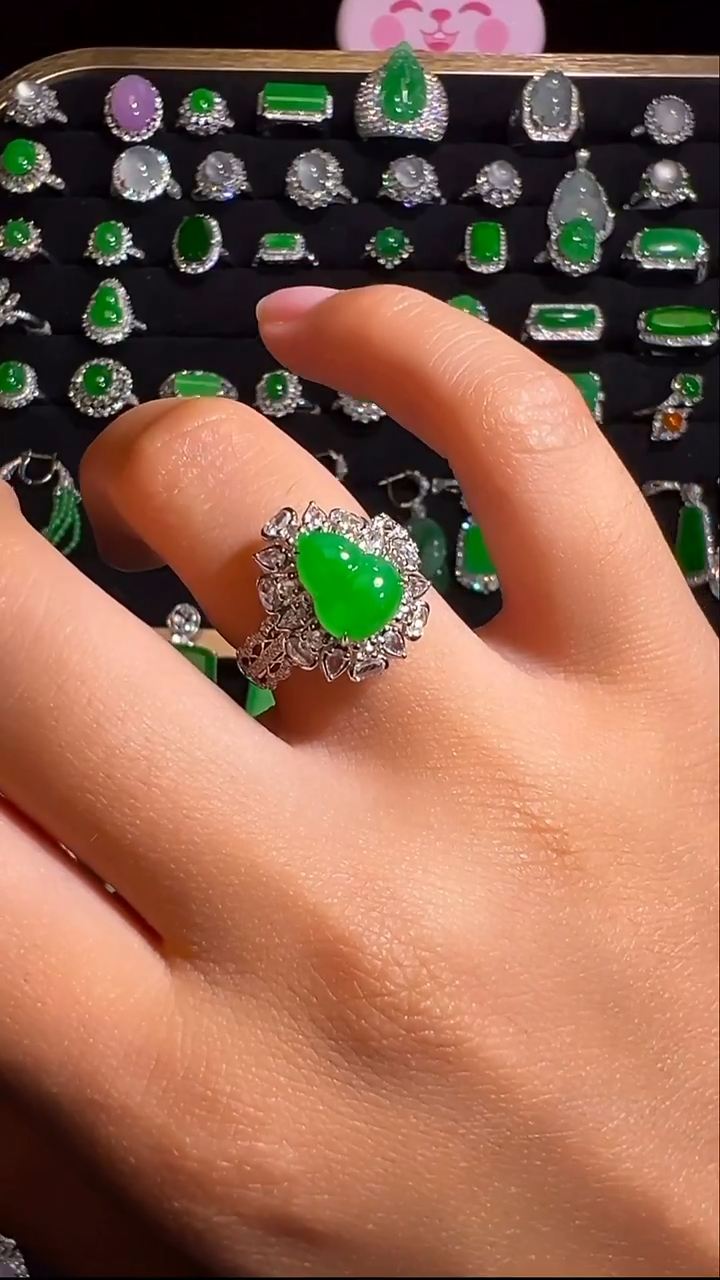 18K金镶嵌挂件翡翠戒指