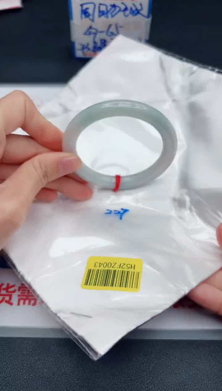 翡翠未镶嵌手镯，默认会有冰丝棉纹棉线，均需要有包容心