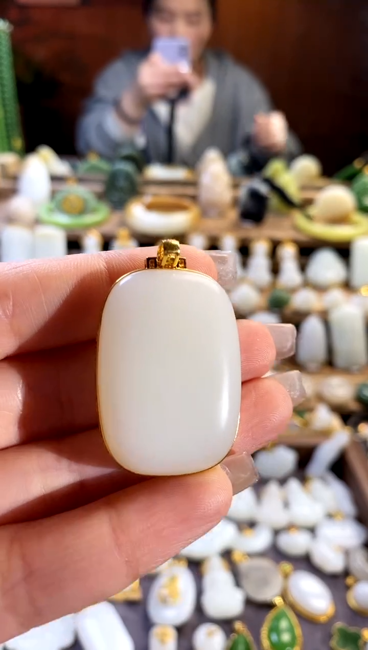 【闪购商品】和田玉吊坠18K金镶嵌。