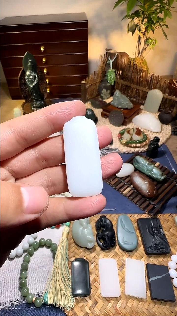 颈饰未镶嵌和田玉鱼***属1