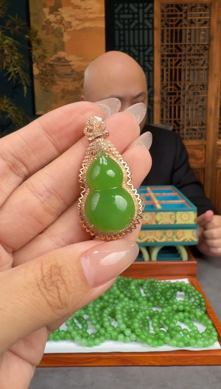 【闪购商品】和田玉吊坠18K金镶嵌果绿葫芦