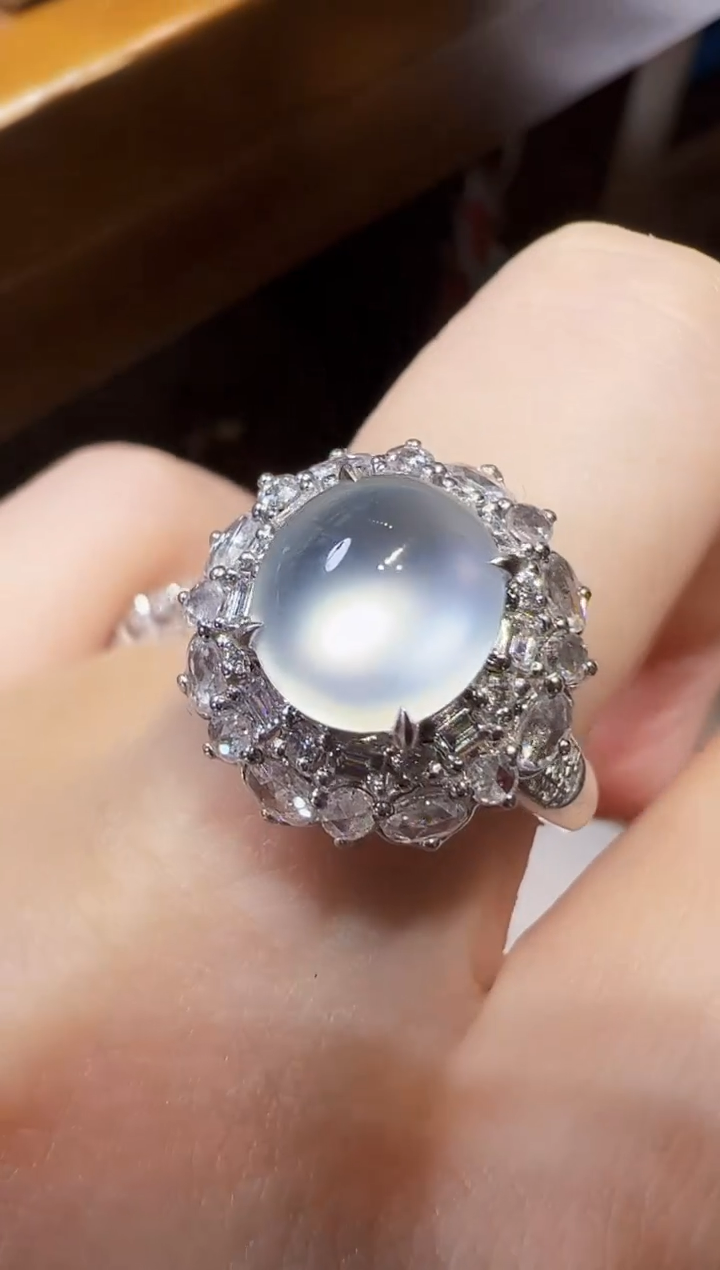 18K金镶嵌戒指翡翠蛋面