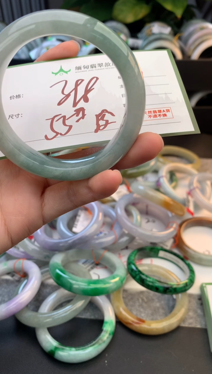 未镶嵌定制翡翠毛货需精细抛光+多人