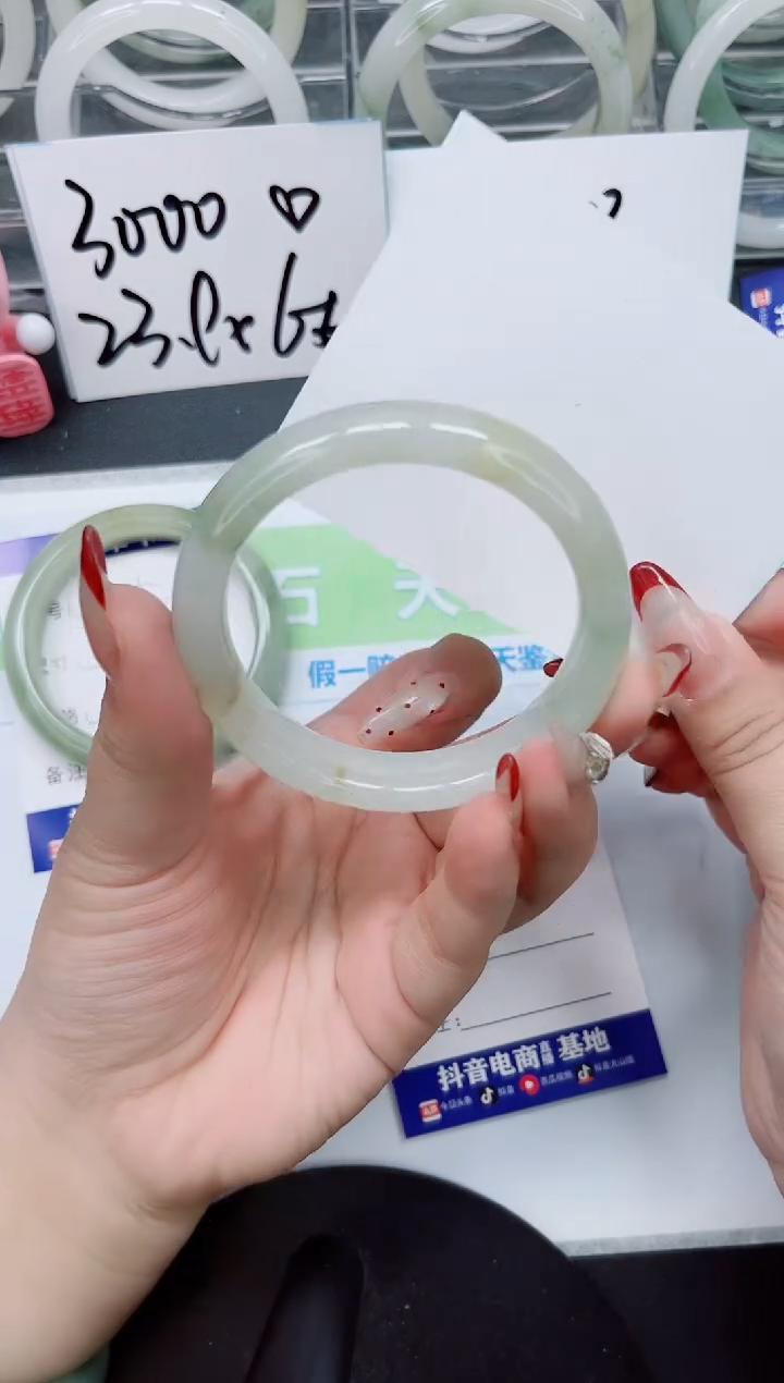 【闪购商品】石英质玉手镯未镶嵌a26