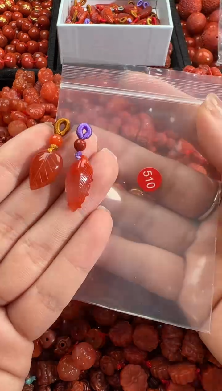 南红玛瑙未镶嵌颈饰1