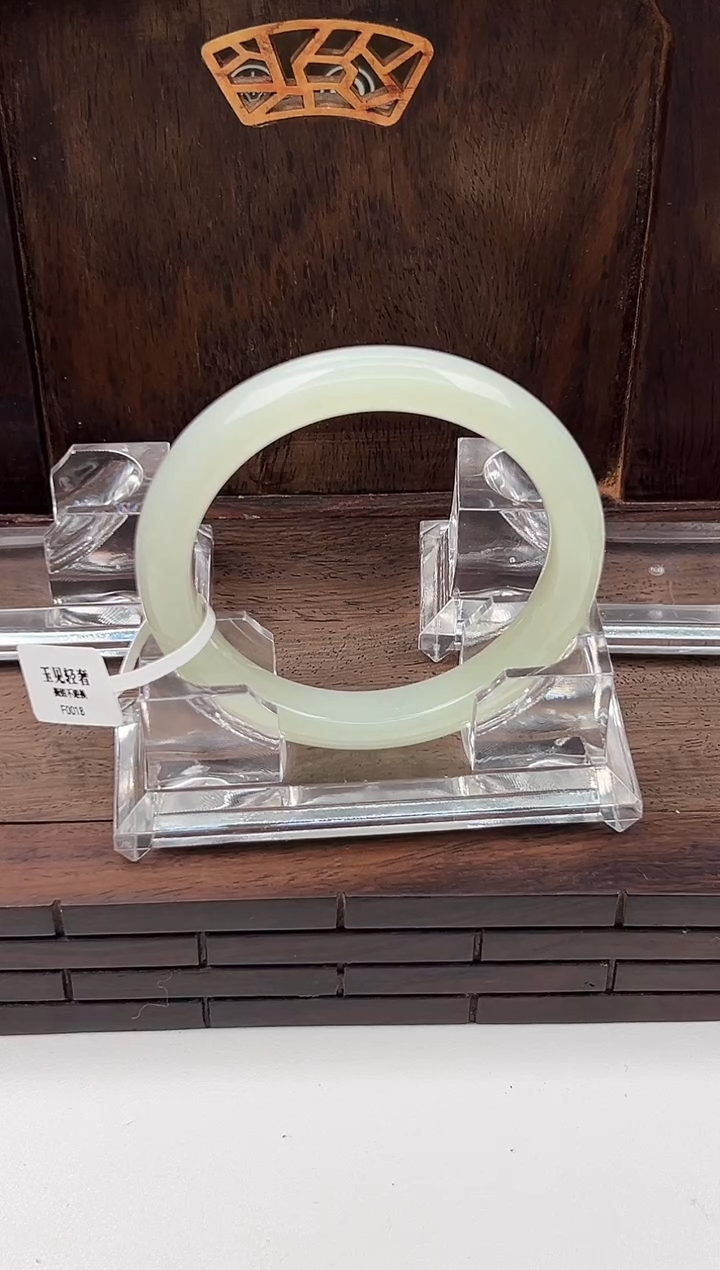 【闪购商品】和田玉手镯未镶嵌62.5 F18 