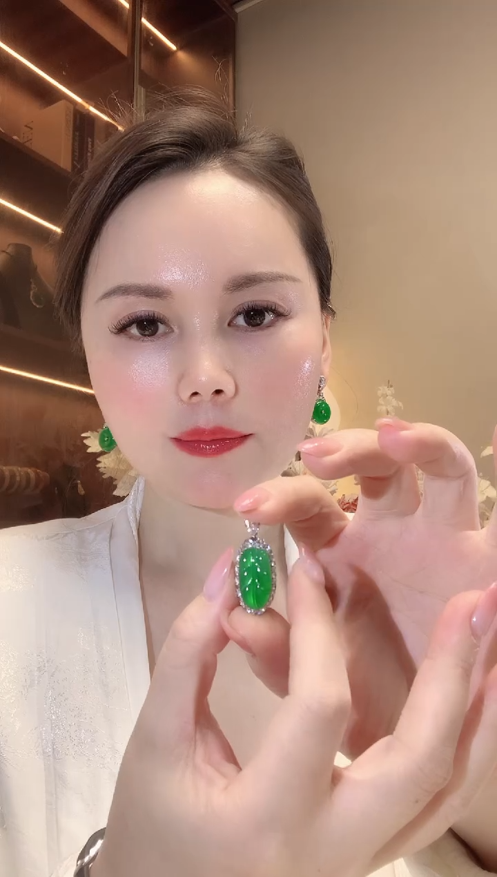 【闪购商品】翡翠吊坠(不含链)18K金镶嵌C62 