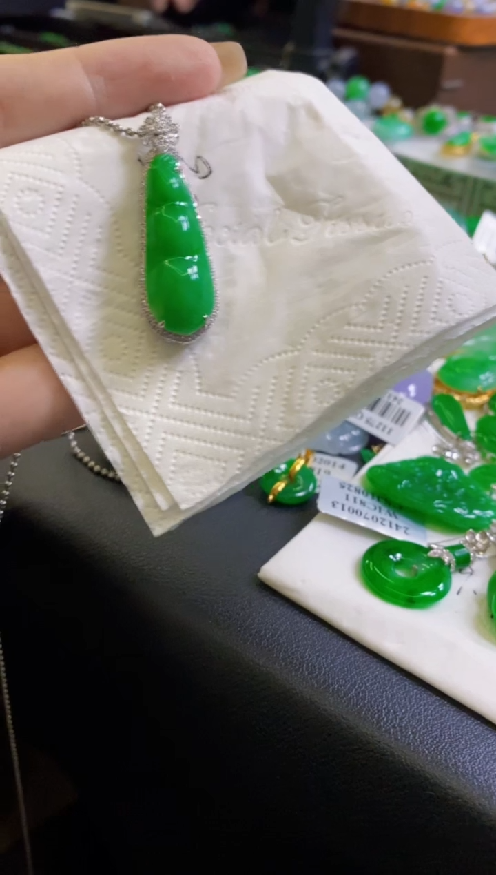 【闪购商品】翡翠颈饰18K金镶嵌吊坠