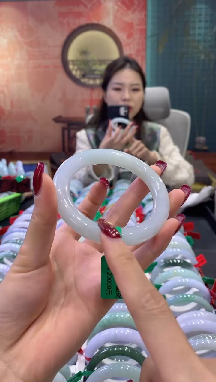 【闪购商品】翡翠手镯未镶嵌多人08982
