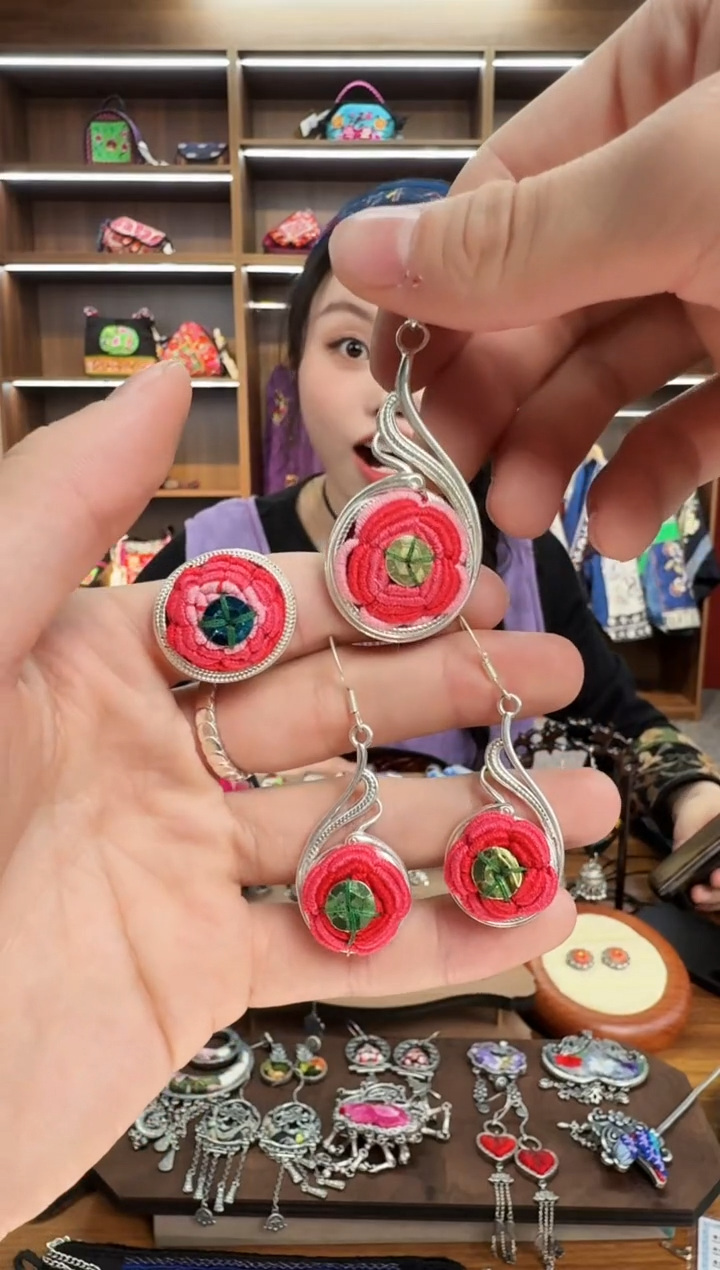 【闪购商品】织绣118蒙阿苏苗绣传承