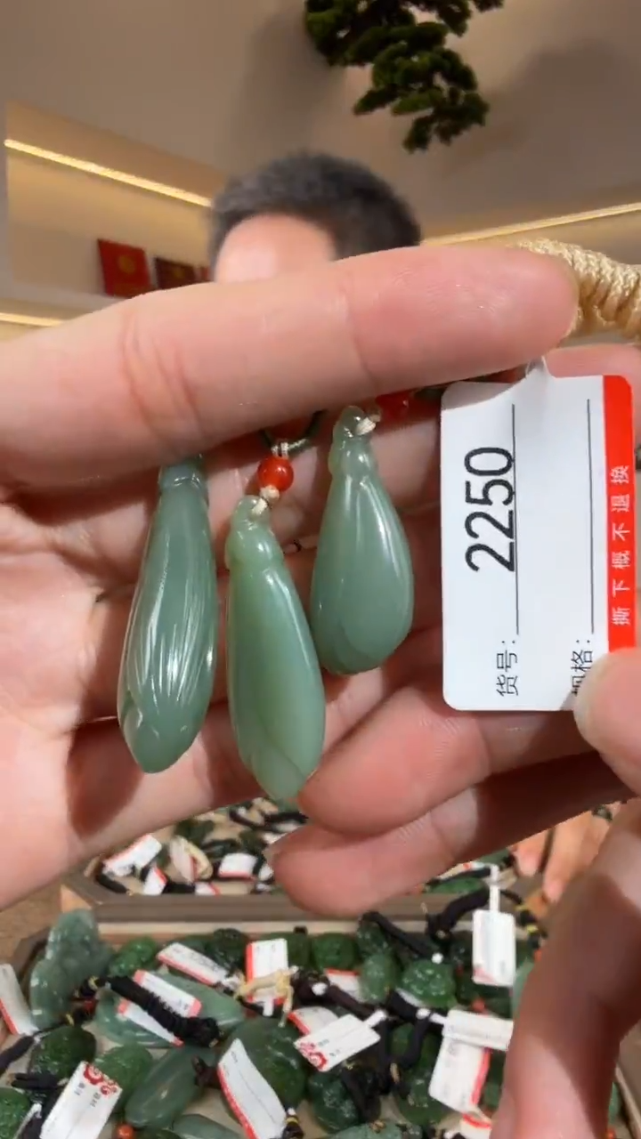 颈饰未镶嵌和田玉1多样性发货发其中一件