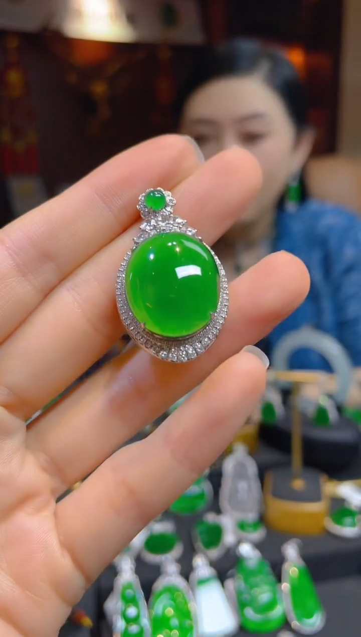 【闪购商品】翡翠颈饰18K金镶嵌117805天然A货翡翠蛋面吊坠