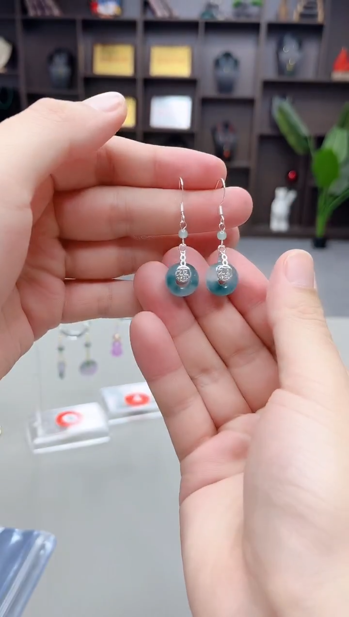 未镶嵌石英质玉（天山翠）耳饰平安扣