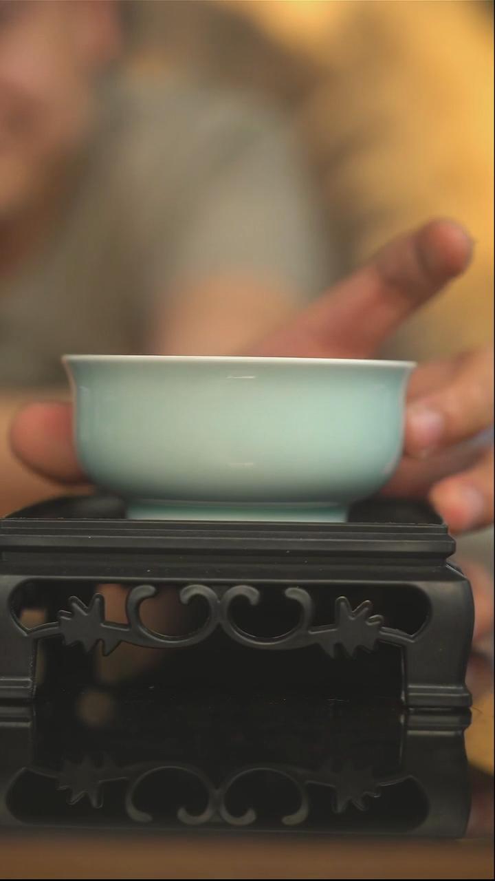 杯子铭墨颜色釉内满绘鱼藻炉石杯