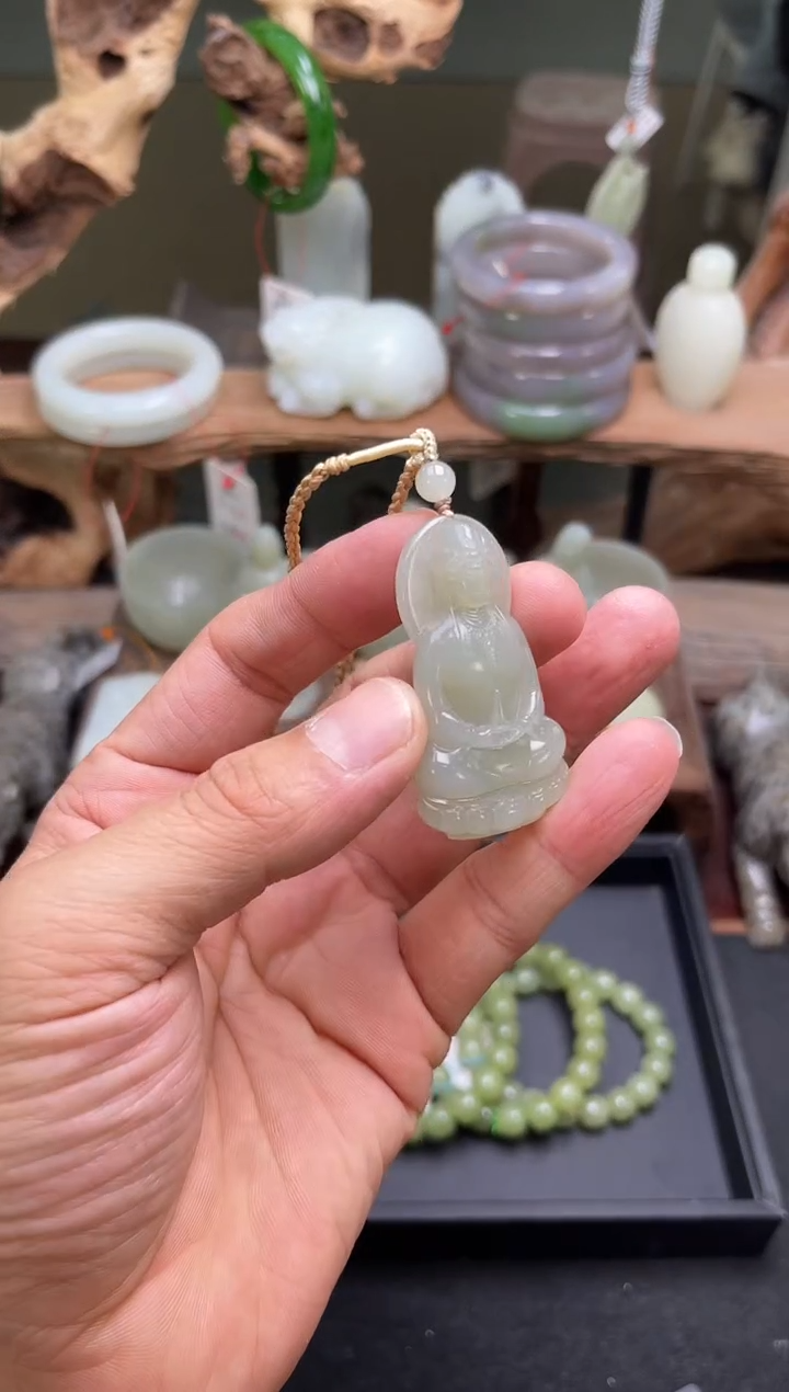 和田玉未镶嵌吊坠且末青白  50观音A+8001257
