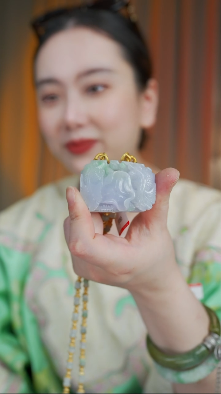 翡翠未镶嵌颈饰翡翠春彩小锁牌