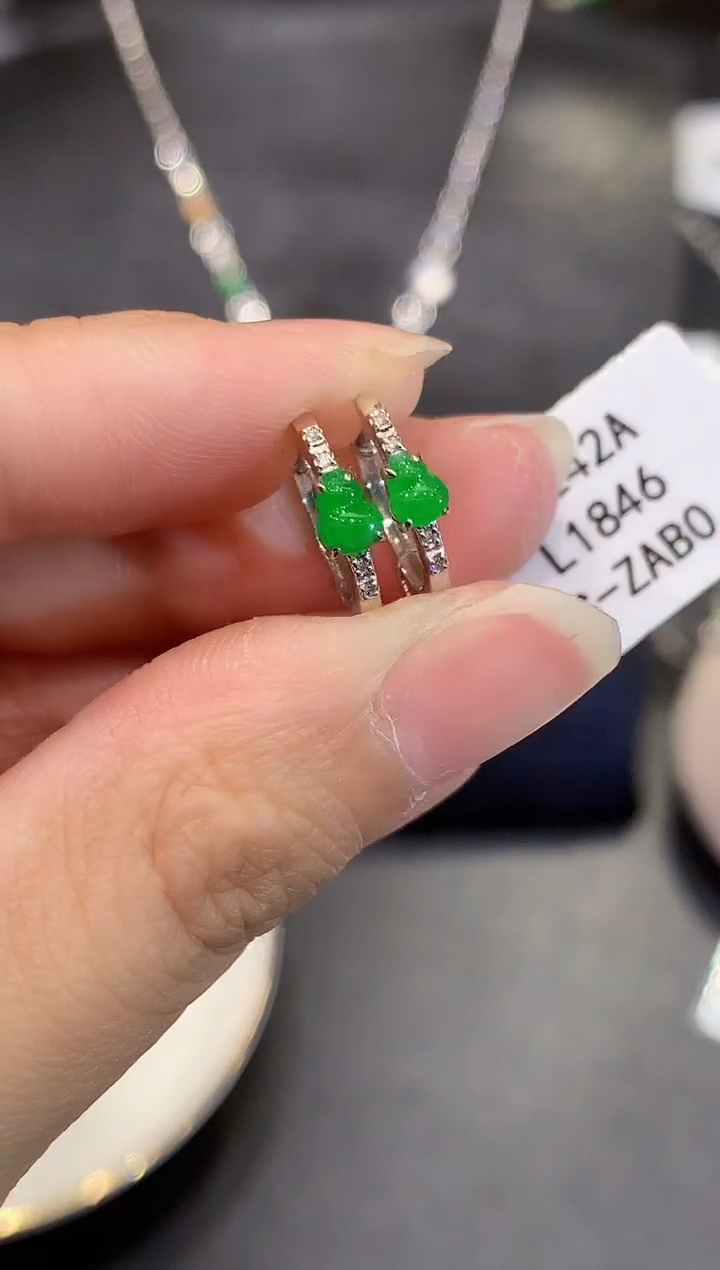 18K金镶嵌翡翠耳饰L1846多样性发其一