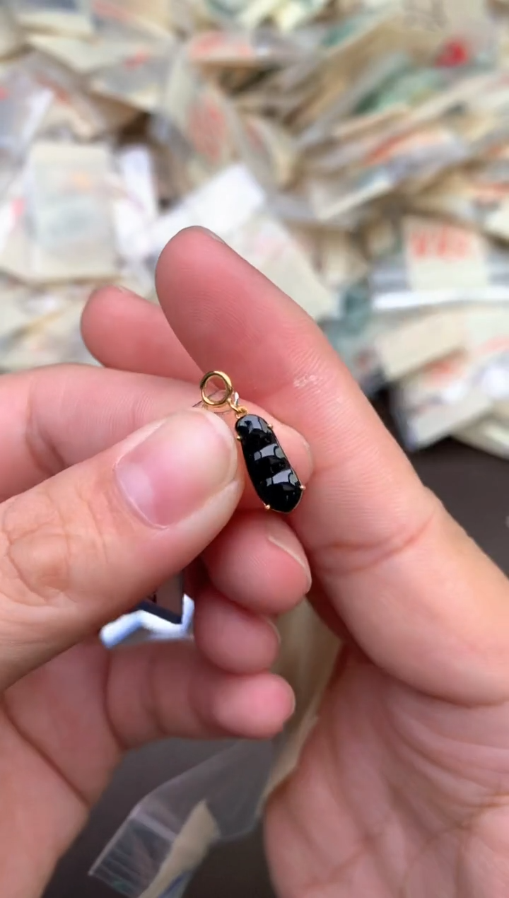 18K金镶嵌挂件翡翠— 