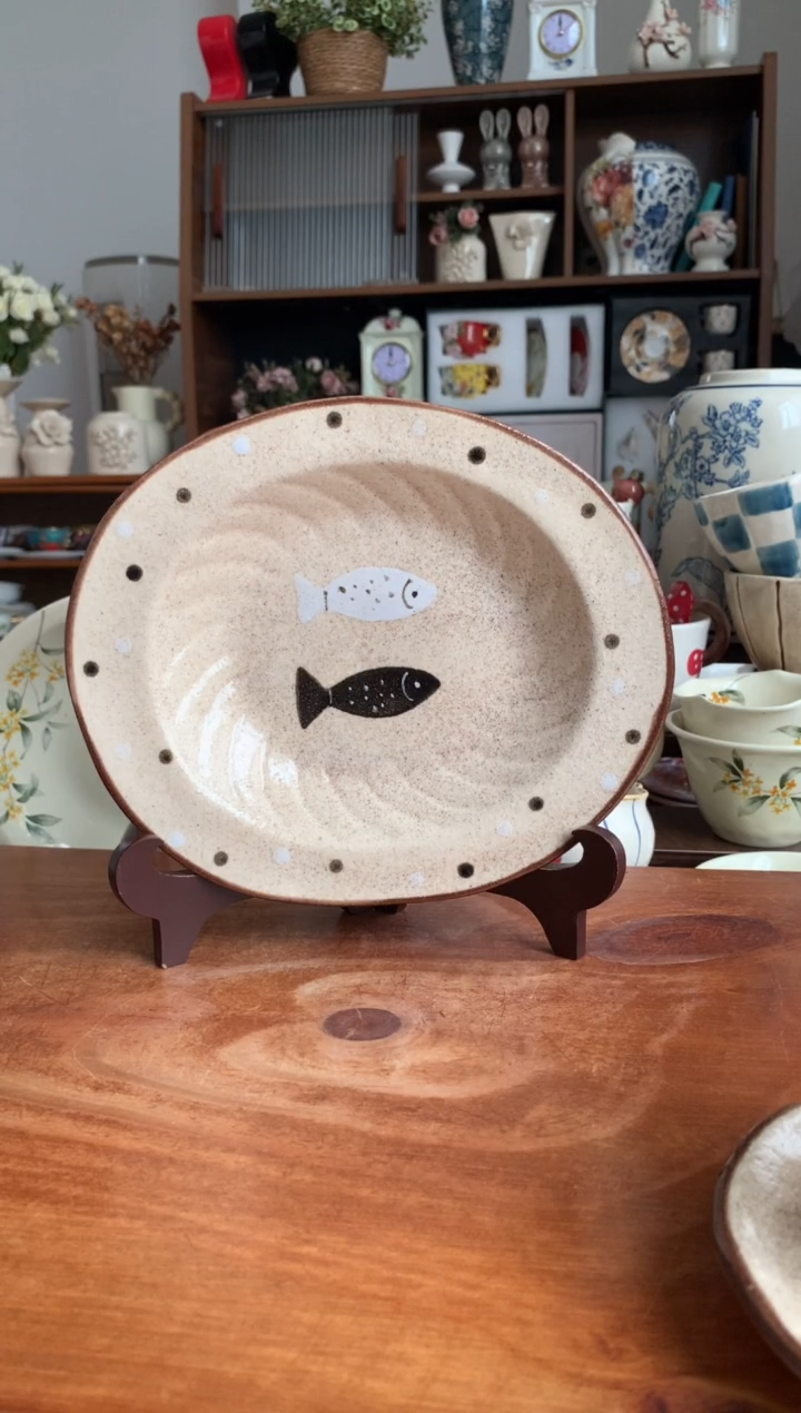 陶瓷黑白双鱼深盘一个