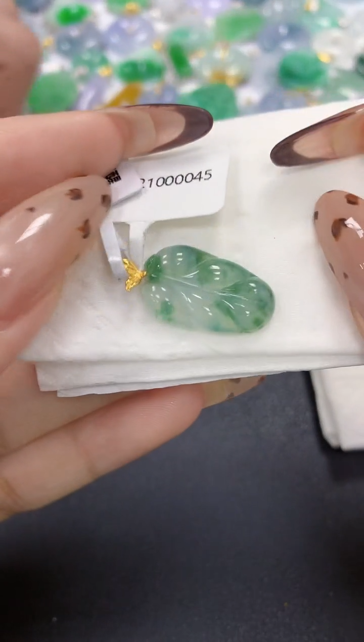 颈饰18K金镶嵌翡翠a货假一赔三支持复检百元上9元证书费自理