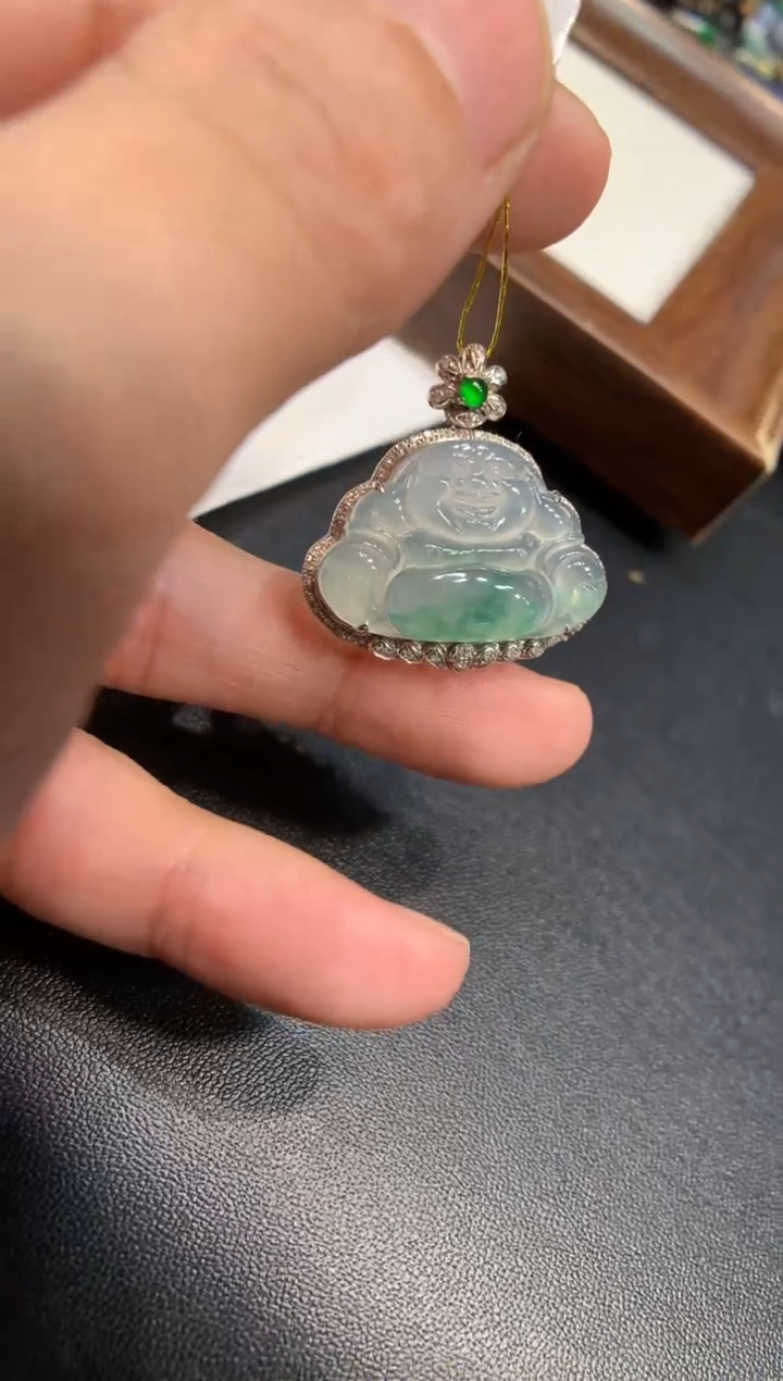 颈饰18K金镶嵌翡翠佛公