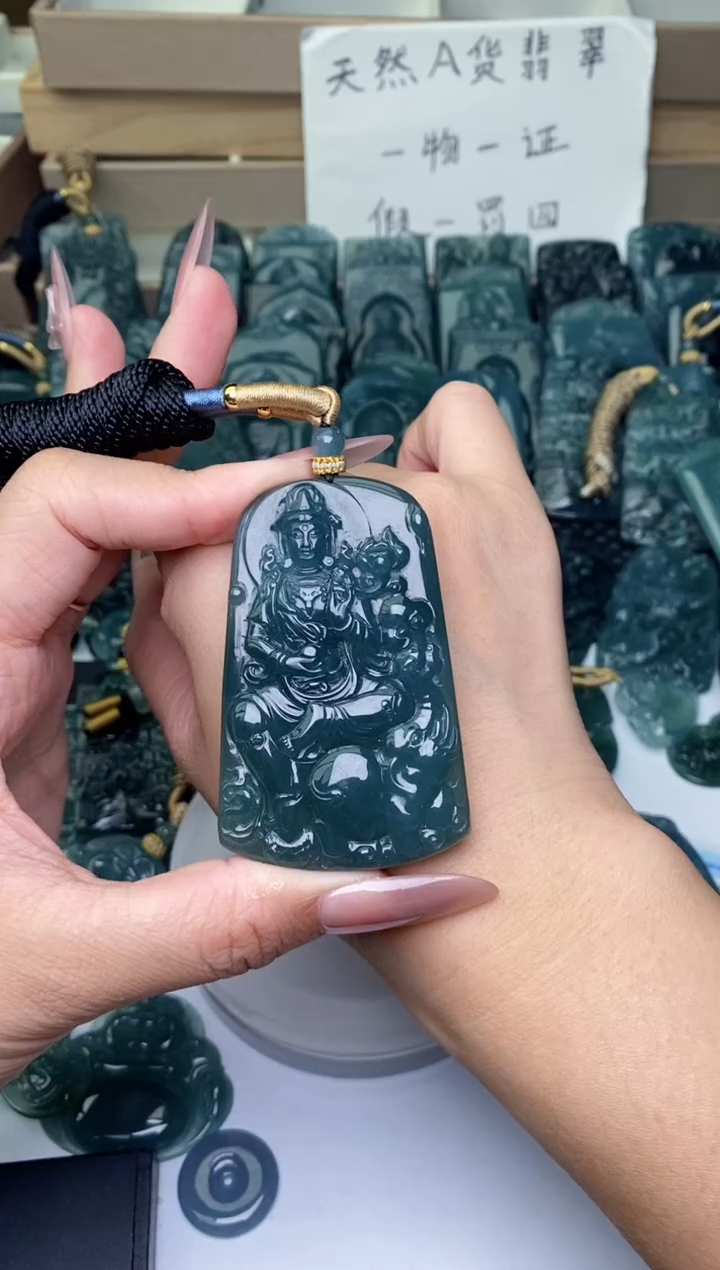 颈饰未镶嵌翡翠          