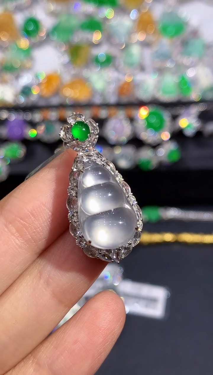 吊坠(不含链)18K金镶嵌翡翠多样性发其一