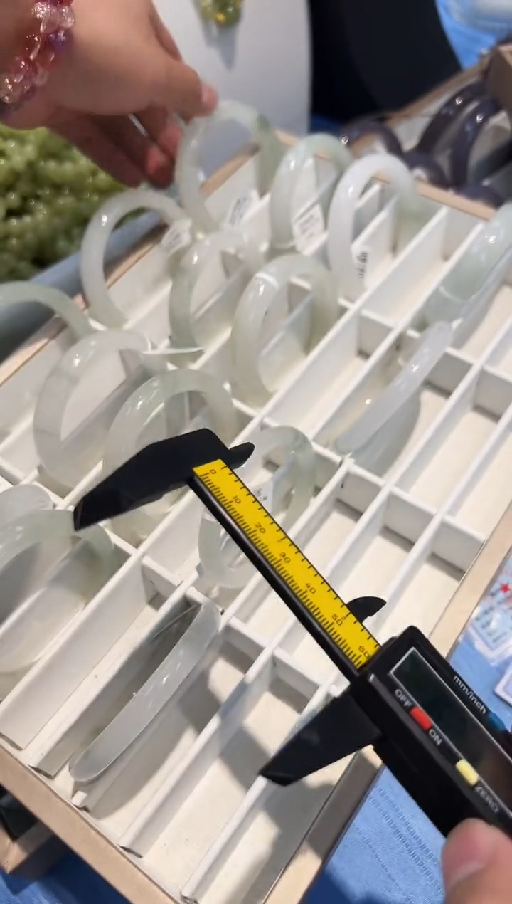 石英质玉手镯未镶嵌天山雪翠正宽手镯多样性发一