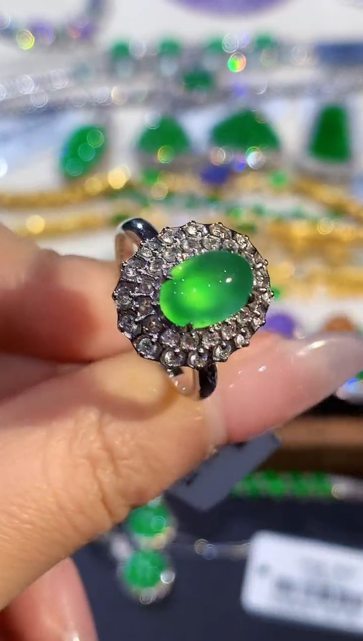 18K金镶嵌戒指翡翠多样性发其一