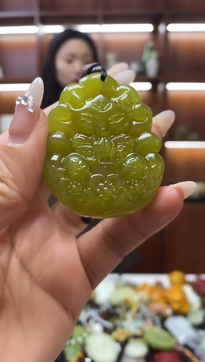 未镶嵌岫玉吊坠   