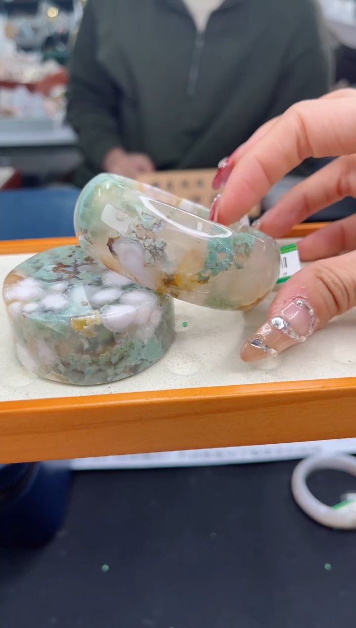 【闪购商品】石英质玉手镯未镶嵌55圈口（赠品镯心）3S9384