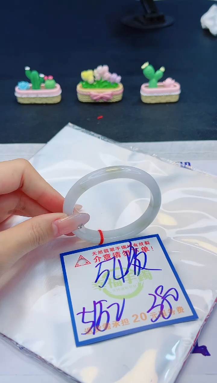 【闪购商品】翡翠手镯未镶嵌，质检证书图片色彩偏黑白