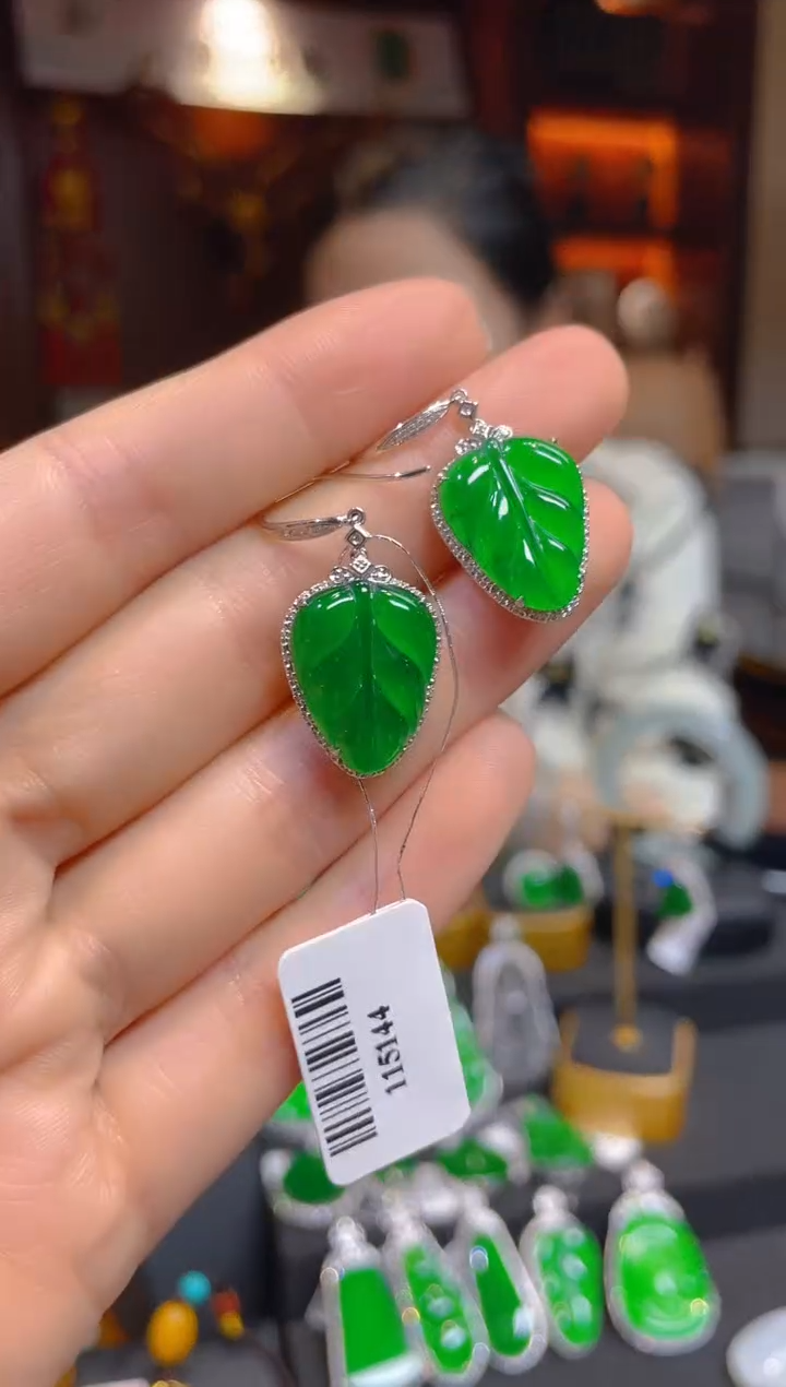 【闪购商品】翡翠耳饰18K金镶嵌115144天然A货翡翠叶子耳坠