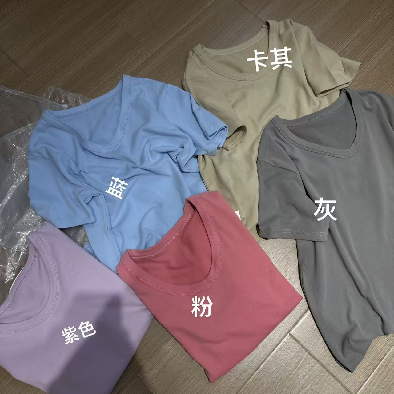 《福福3》大U领纯色光板短袖女