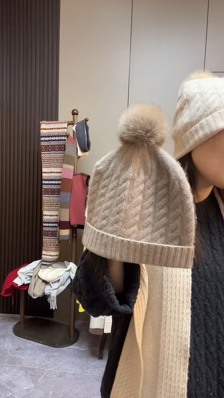 羊绒扭花毛球帽紫绒色