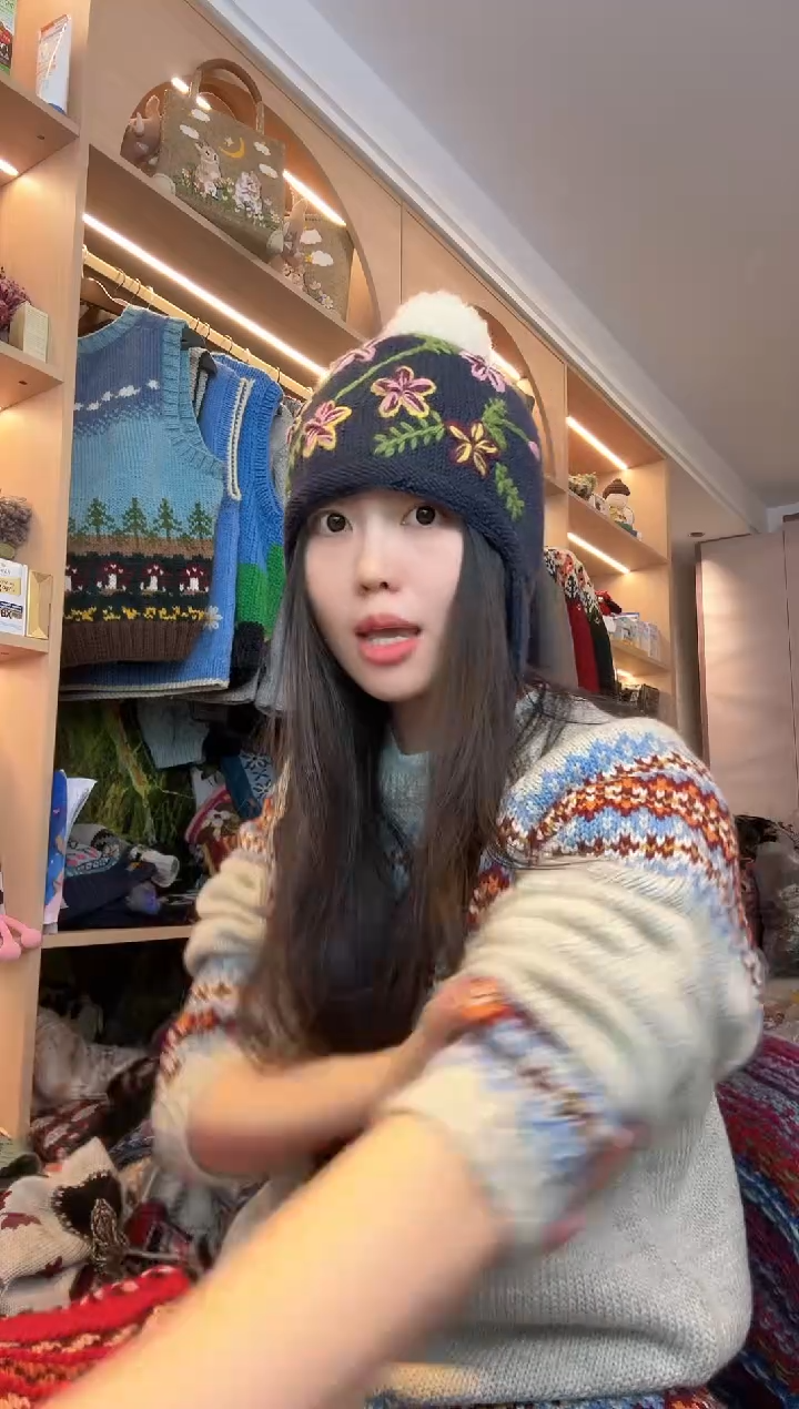 羊毛藏青色护耳帽 