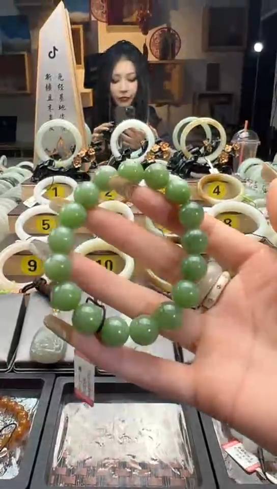 【闪购商品】和田玉手串未镶嵌且末料黑羊洞碧玉卡12手串