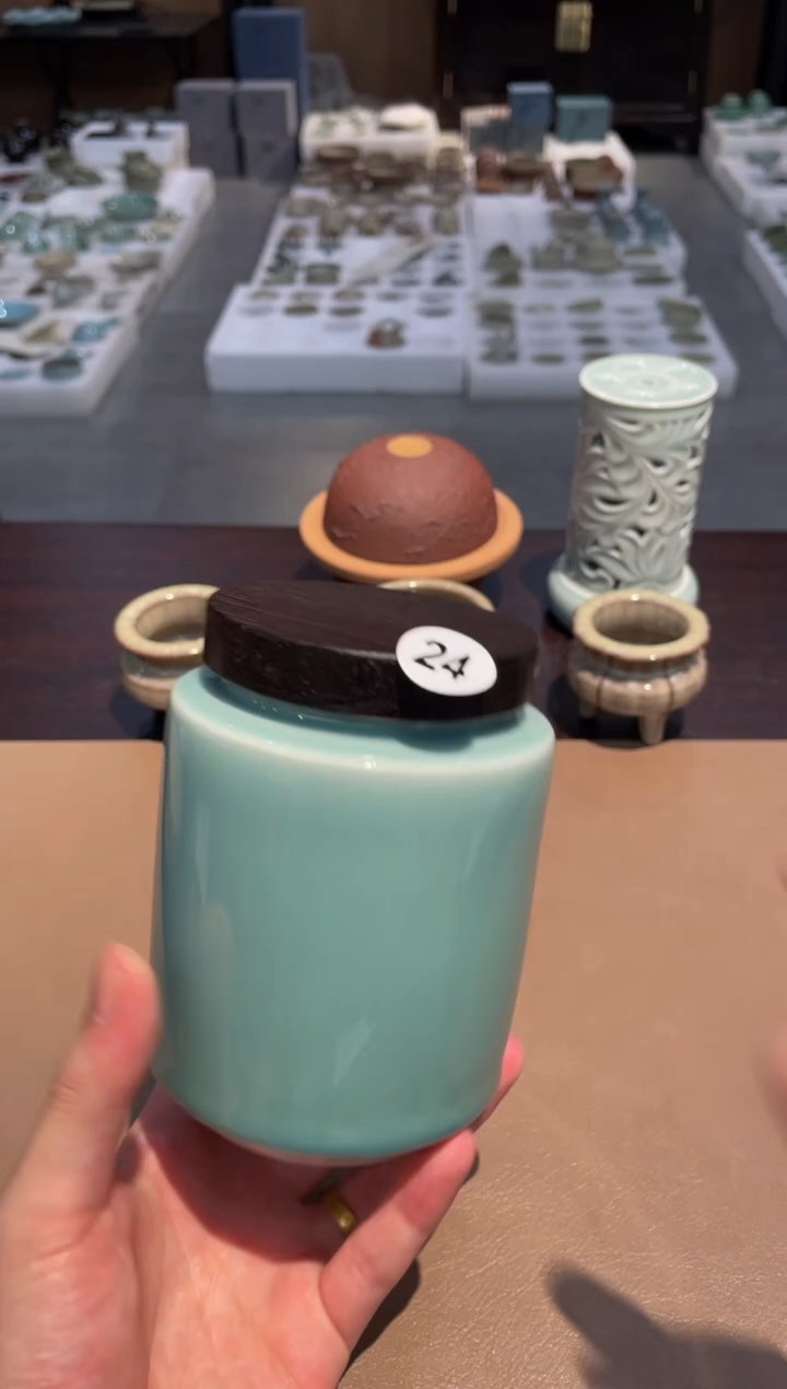 24窑承龙泉青瓷木盖茶罐