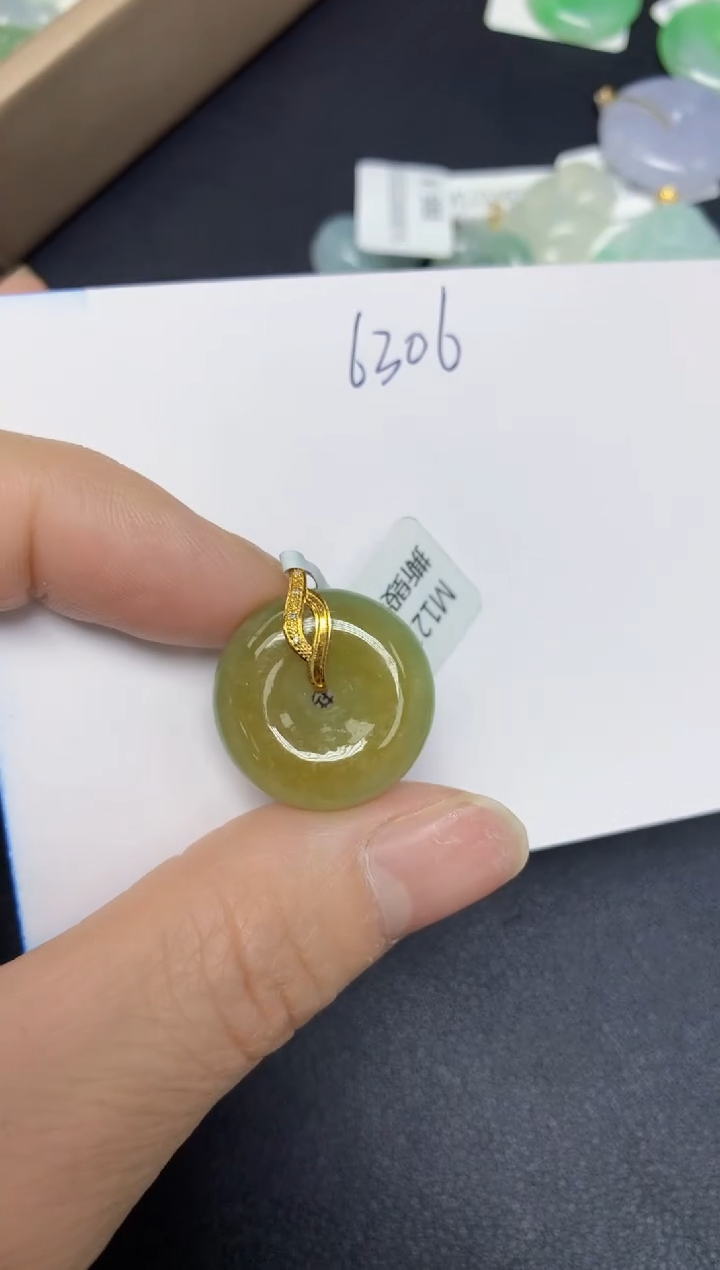 【闪购商品】翡翠挂件18K金镶嵌 天然翡翠A货