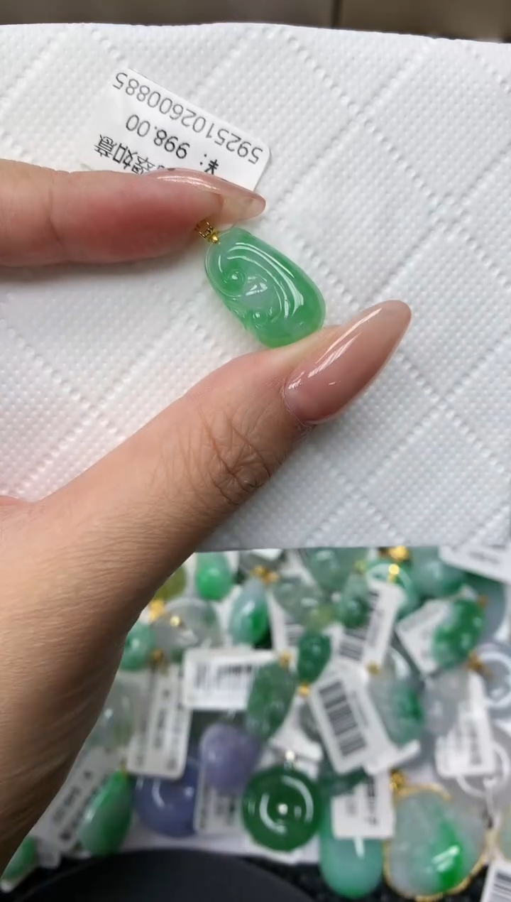 颈饰18K金镶嵌翡翠1111111111