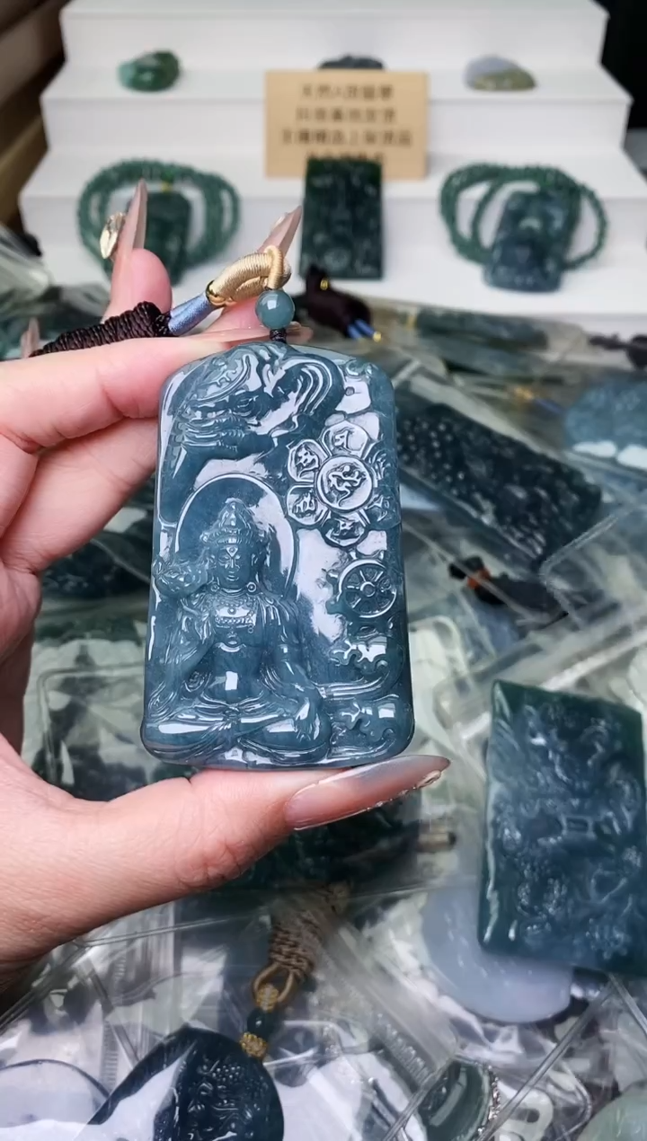 颈饰未镶嵌翡翠 