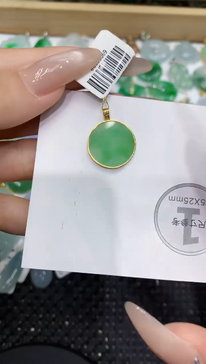 翡翠18K金镶嵌颈饰111111111111