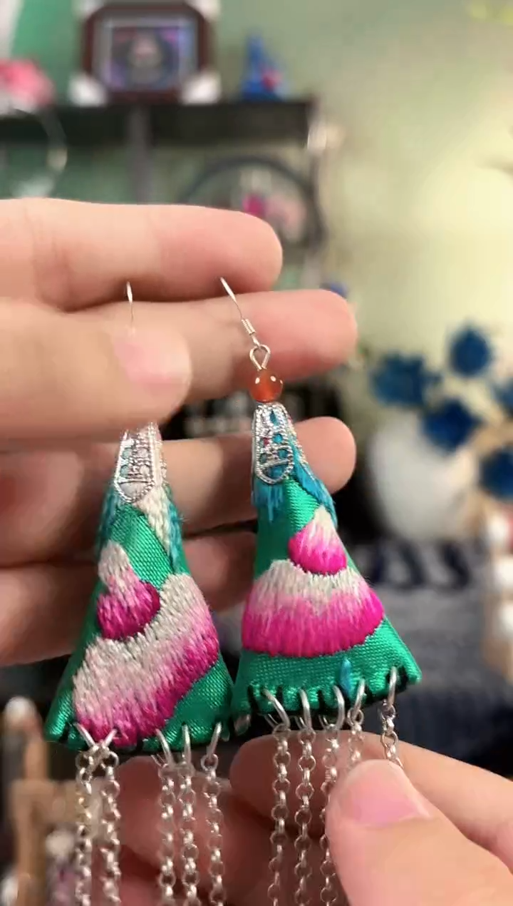 彩云南阁非遗老绣饰品135