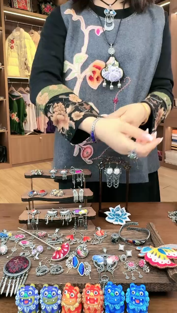 【闪购商品】织绣55黑色机绣打底衫