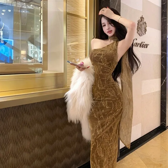 法式复古斜肩飘带连衣裙高级感秋冬款性感纯欲风收腰包臀鱼尾长裙